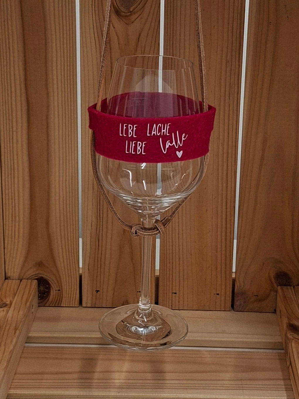 Weinglashalter "Lebe Liebe Lache Lalle"